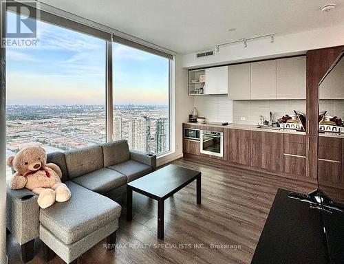 5609 - 7890 Jane Street, Vaughan, ON - Indoor Photo Showing Living Room