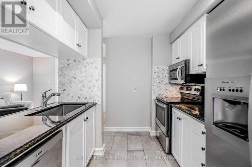 92 - 1240 Westview Terrace, Oakville, ON - Indoor Photo Showing Kitchen With Upgraded Kitchen