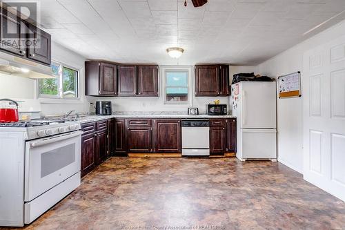 150 Thomas Street, Essex, ON - Indoor Photo Showing Kitchen With Double Sink