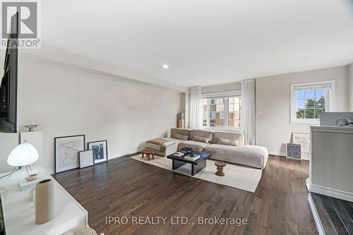 27 Mayland Trail, Hamilton, ON - Indoor Photo Showing Living Room