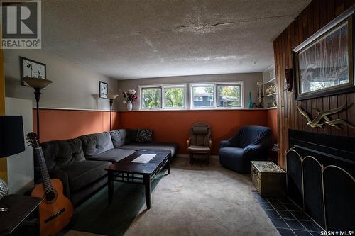 92 Lockwood Road, Regina, SK - Indoor Photo Showing Living Room