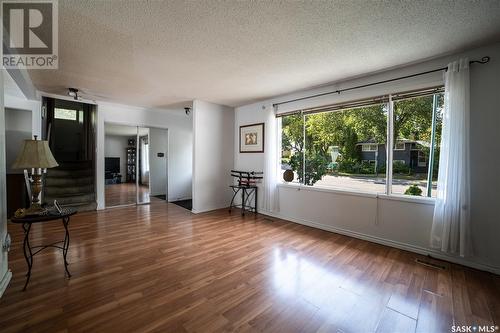 92 Lockwood Road, Regina, SK - Indoor Photo Showing Living Room