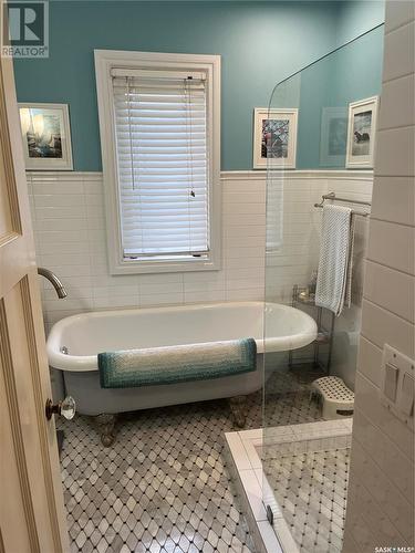 2140 Athol Street, Regina, SK - Indoor Photo Showing Bathroom