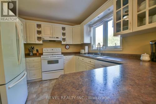 286 Jv Bonhomme Boulevard, Timmins (Victoria Heights), ON - Indoor Photo Showing Kitchen With Double Sink