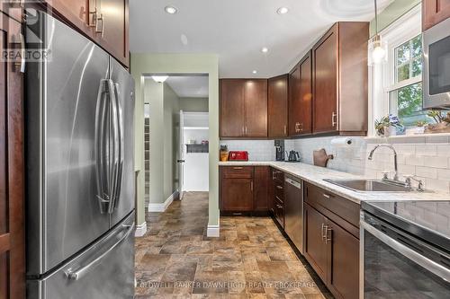 673 Piccadilly Street, London, ON - Indoor Photo Showing Kitchen With Upgraded Kitchen