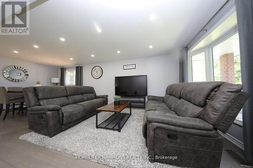 646 Chancery Court, Oshawa, ON - Indoor Photo Showing Living Room