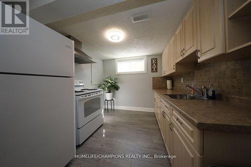 646 Chancery Court, Oshawa, ON - Indoor Photo Showing Kitchen