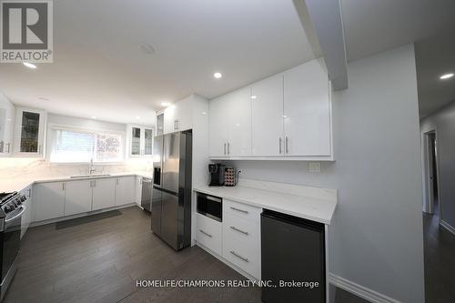 646 Chancery Court, Oshawa, ON - Indoor Photo Showing Kitchen