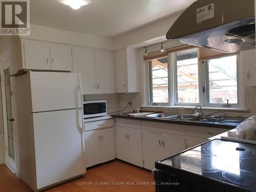 15 Grandview Boulevard, Markham, ON - Indoor Photo Showing Kitchen With Double Sink