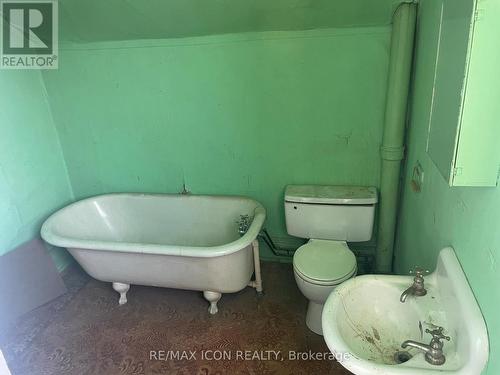 98 Flora Street, St. Thomas, ON - Indoor Photo Showing Bathroom