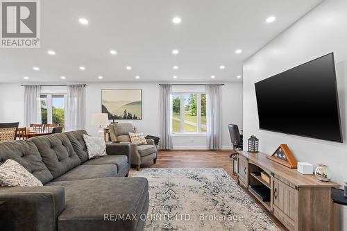 1467 County Road 19, Prince Edward County (Ameliasburgh), ON - Indoor Photo Showing Living Room