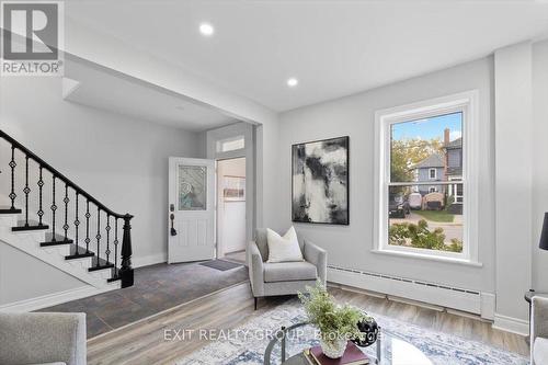 325 Charles Street, Belleville, ON - Indoor Photo Showing Living Room