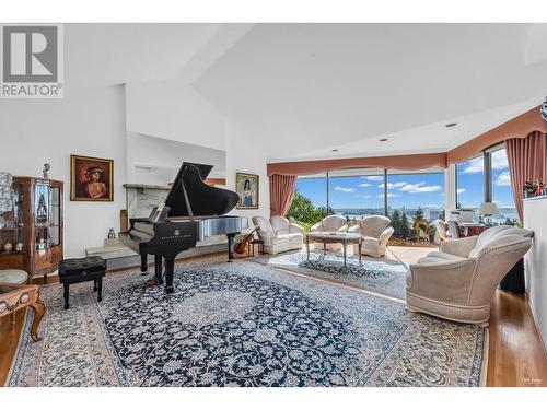 2289 Westhill Drive, West Vancouver, BC - Indoor Photo Showing Living Room