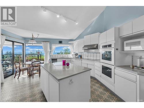 2289 Westhill Drive, West Vancouver, BC - Indoor Photo Showing Kitchen