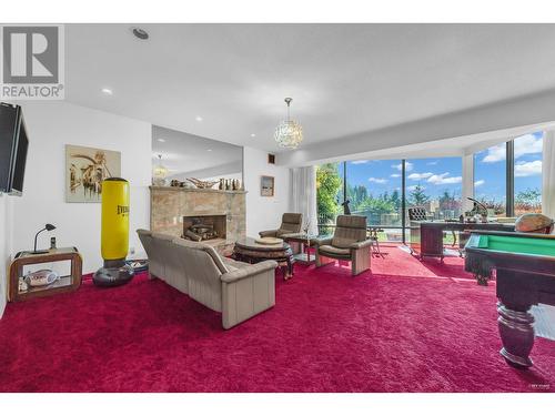 2289 Westhill Drive, West Vancouver, BC - Indoor Photo Showing Living Room With Fireplace