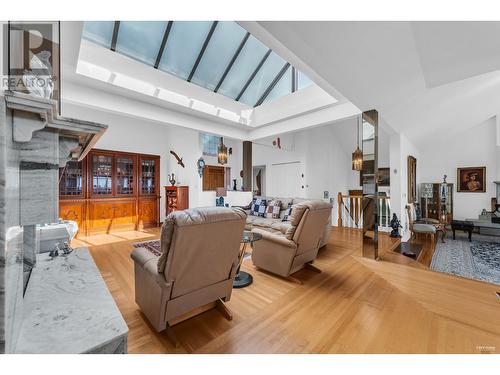 2289 Westhill Drive, West Vancouver, BC - Indoor Photo Showing Living Room