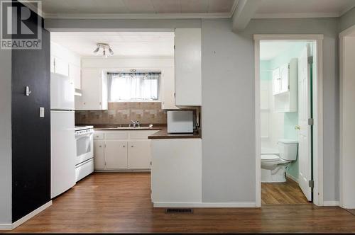 757 Coronation Avenue, Kelowna, BC - Indoor Photo Showing Kitchen