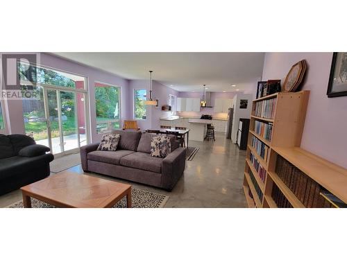 515 9Th Avenue, New Denver, BC - Indoor Photo Showing Living Room