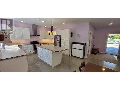 515 9Th Avenue, New Denver, BC - Indoor Photo Showing Kitchen