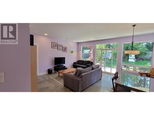 515 9Th Avenue, New Denver, BC - Indoor Photo Showing Living Room