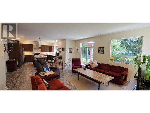 513 9Th  Avenue Lot# Stra Lot 1, New Denver, BC - Indoor Photo Showing Living Room