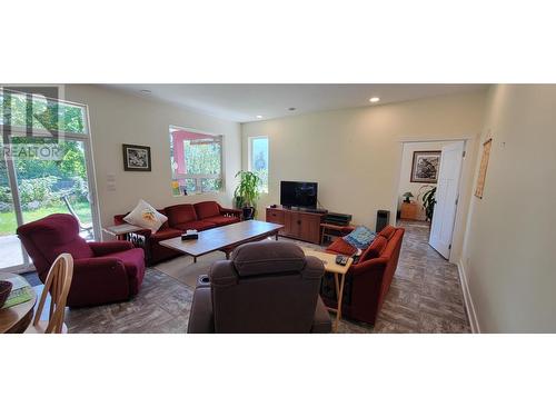 513 9Th  Avenue Lot# Stra Lot 1, New Denver, BC - Indoor Photo Showing Living Room