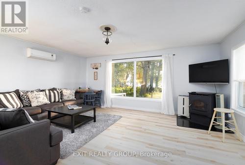 73 Prior Lane, Quinte West, ON - Indoor Photo Showing Living Room