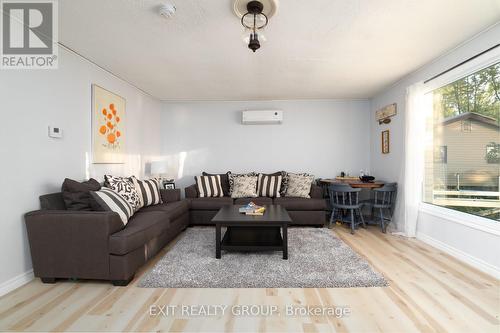 73 Prior Lane, Quinte West, ON - Indoor Photo Showing Living Room