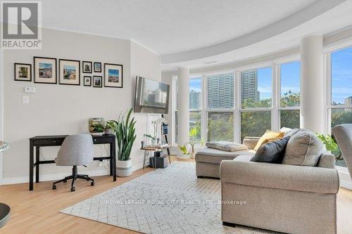 614 - 135 James Street S, Hamilton, ON - Indoor Photo Showing Living Room