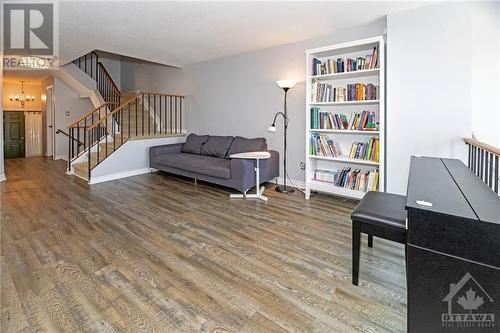 38 Armadale Crescent, Ottawa, ON - Indoor Photo Showing Living Room