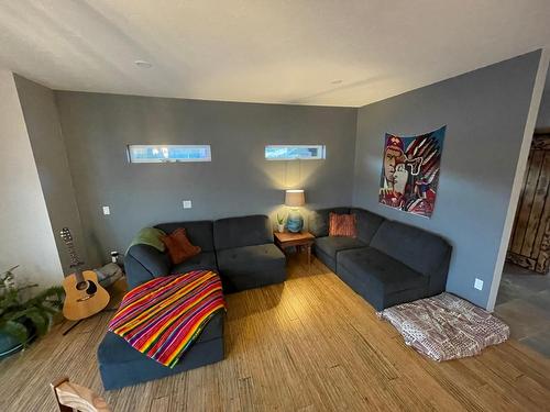 6210 Highway 3 W, Grand Forks, BC - Indoor Photo Showing Living Room