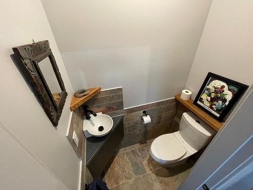 6210 Highway 3 W, Grand Forks, BC - Indoor Photo Showing Bathroom