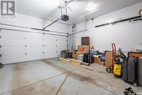 106 802 Heritage Crescent, Saskatoon, SK - Indoor Photo Showing Garage