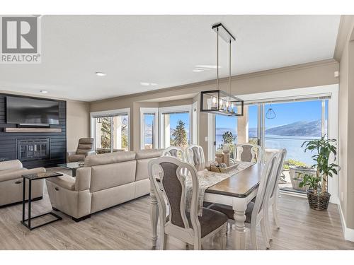 6122 Lipsett Avenue, Peachland, BC - Indoor With Fireplace