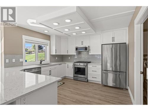 6122 Lipsett Avenue, Peachland, BC - Indoor Photo Showing Kitchen With Stainless Steel Kitchen With Upgraded Kitchen