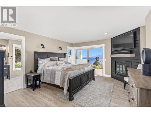 6122 Lipsett Avenue, Peachland, BC - Indoor Photo Showing Bedroom