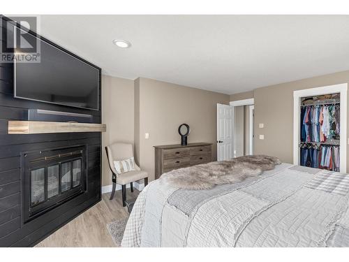 6122 Lipsett Avenue, Peachland, BC - Indoor Photo Showing Bedroom