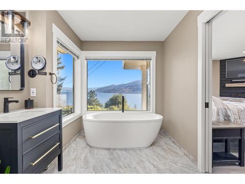 6122 Lipsett Avenue, Peachland, BC - Indoor Photo Showing Bathroom