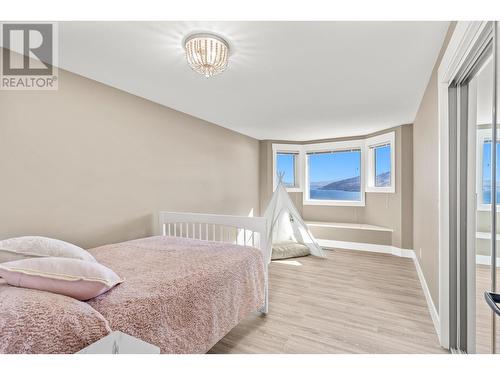 6122 Lipsett Avenue, Peachland, BC - Indoor Photo Showing Bedroom