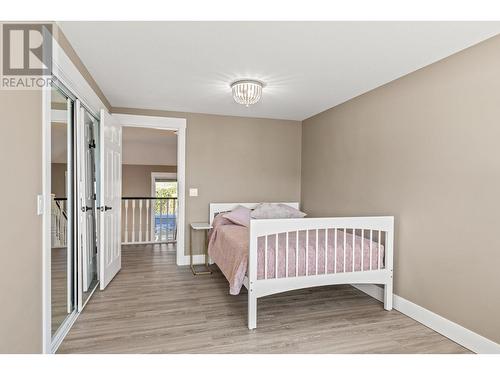 6122 Lipsett Avenue, Peachland, BC - Indoor Photo Showing Bedroom