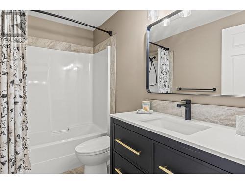 6122 Lipsett Avenue, Peachland, BC - Indoor Photo Showing Bathroom