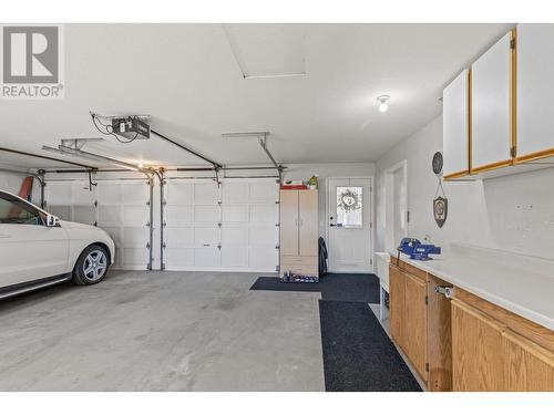 6122 Lipsett Avenue, Peachland, BC - Indoor Photo Showing Garage