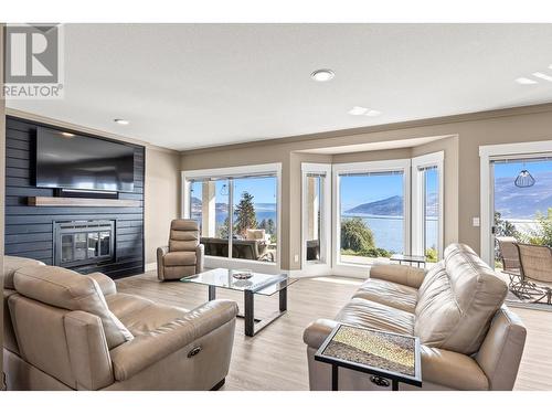 6122 Lipsett Avenue, Peachland, BC - Indoor Photo Showing Living Room With Fireplace