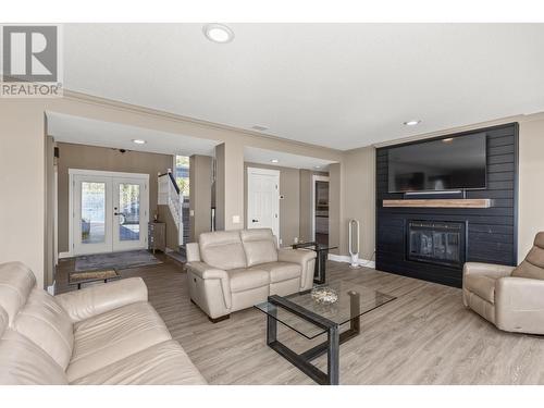 6122 Lipsett Avenue, Peachland, BC - Indoor Photo Showing Living Room With Fireplace