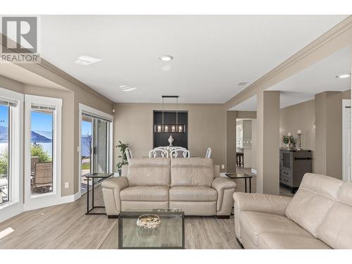 6122 Lipsett Avenue, Peachland, BC - Indoor Photo Showing Living Room