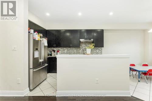 24 Orangeblossom Trail, Brampton, ON - Indoor Photo Showing Kitchen With Upgraded Kitchen