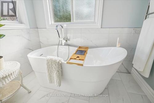 2326 Mowat Avenue, Oakville, ON - Indoor Photo Showing Bathroom