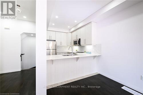 70 - 30 Time Square Boulevard, Hamilton (Stoney Creek), ON - Indoor Photo Showing Kitchen