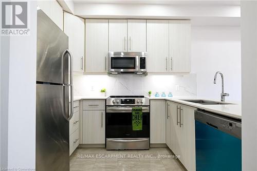 70 - 30 Time Square Boulevard, Hamilton (Stoney Creek), ON - Indoor Photo Showing Kitchen With Upgraded Kitchen