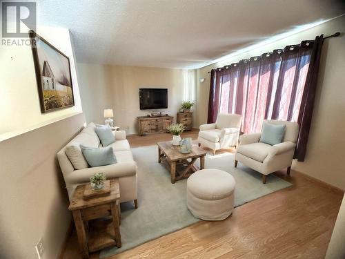 6489 Okanagan Street, Oliver, BC - Indoor Photo Showing Living Room